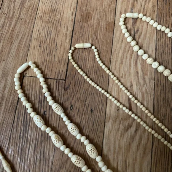 Vintage 1960s Bone Necklaces and Clip Earring Bundle - Picture 8 of 9
